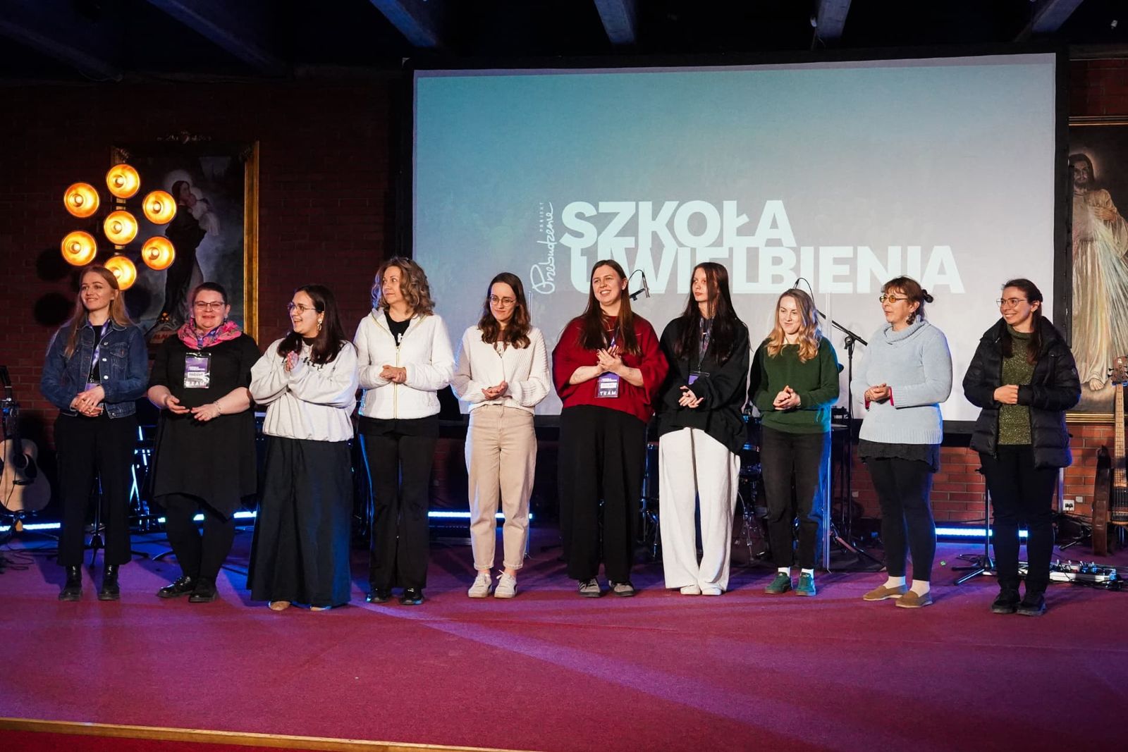 Zespół wolontariuszy Szkoły Uwielbienia na scenie