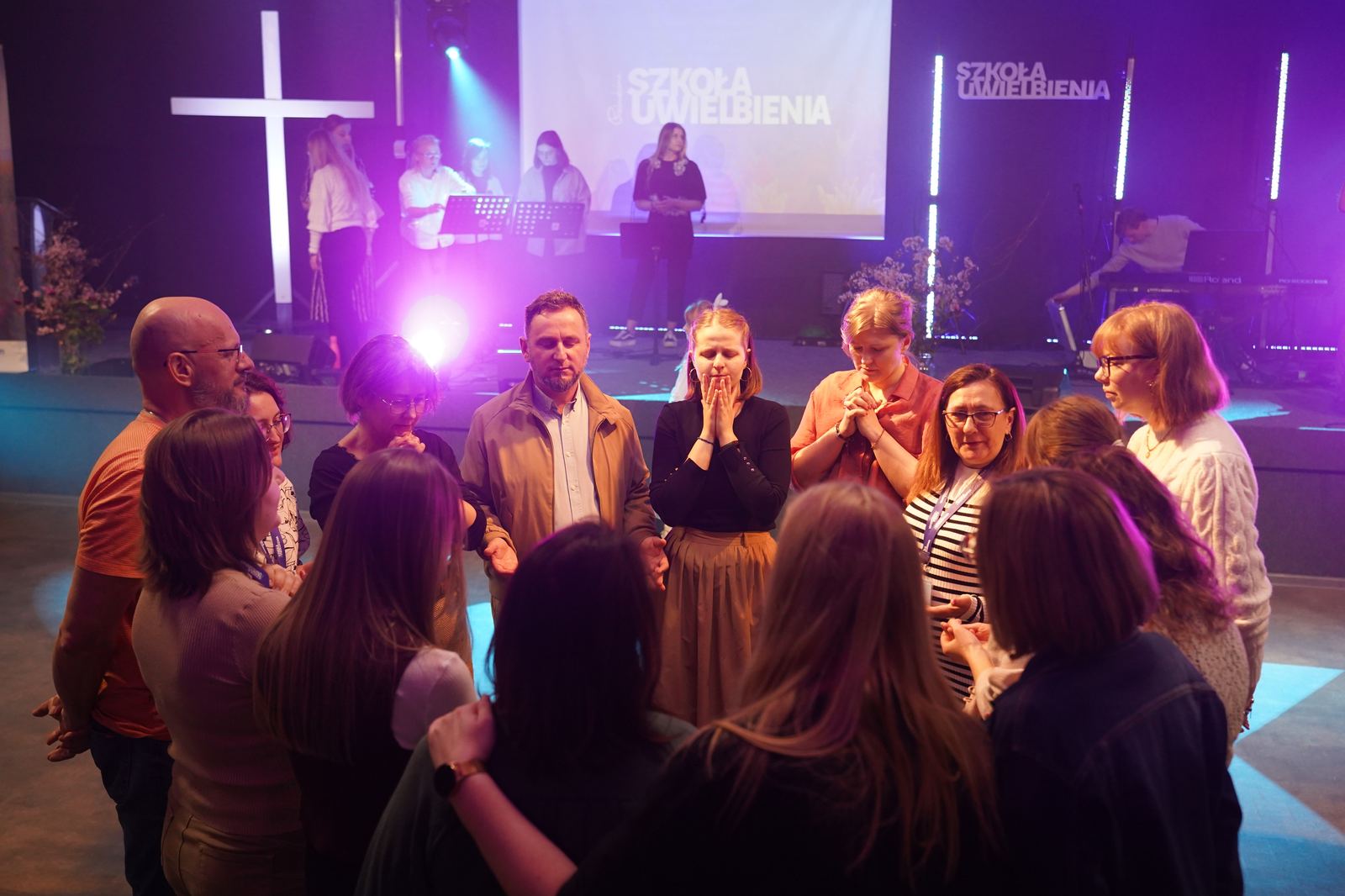 Szkoła Uwielbienia – kadr 9